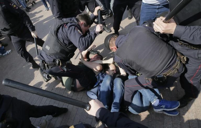 Ρωσία: Επεισόδια και μαζικές συλλήψεις σε παράνομες διαδηλώσεις κατά του Πούτιν [pics]